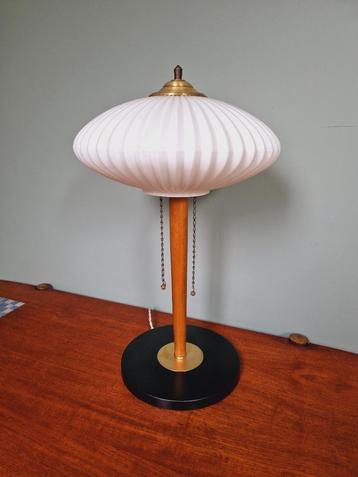 Grote tafellamp, Scandinavische stijl,in opaline en teakhout