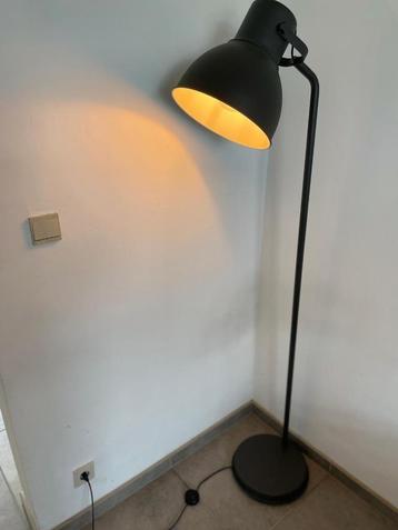 Hektar staande lamp beschikbaar voor biedingen