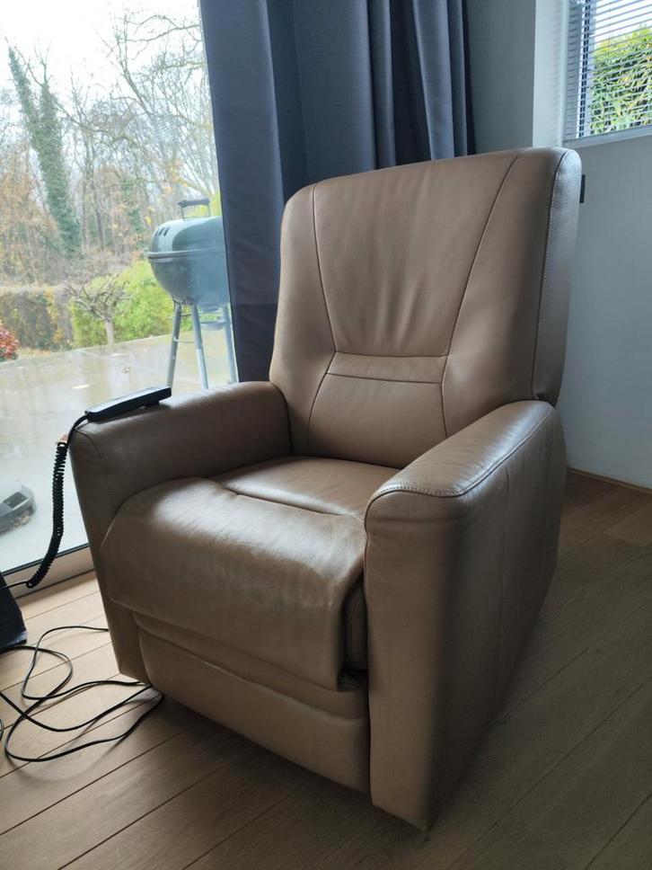 Comfortabele lederen relax zetel, elektrisch, Huis en Inrichting, Fauteuils, Ophalen