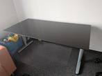 In hoogte verstelbaar bureau met glazen blad 160 x 80, Enlèvement, Réglable en hauteur, Comme neuf, Bureau