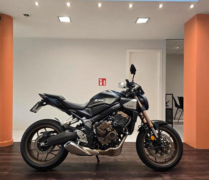 Honda CB650R E-Clutch**2025**3.559 km**Garantie, Motoren, Motoren | Yamaha, Bedrijf, Naked bike, meer dan 35 kW, 4 cilinders, Minimaal motorrijbewijs A2