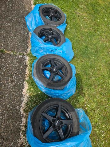 Pneus hiver et jantes abîmées 205/60 r16 beschikbaar voor biedingen