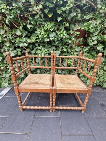 Vintage stoelen beschikbaar voor biedingen