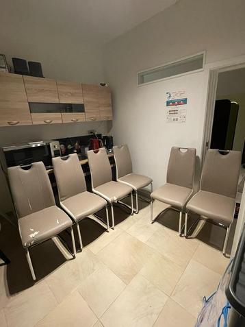 6 eetkamerstoelen + 6 zwarte beschermhoezen beschikbaar voor biedingen