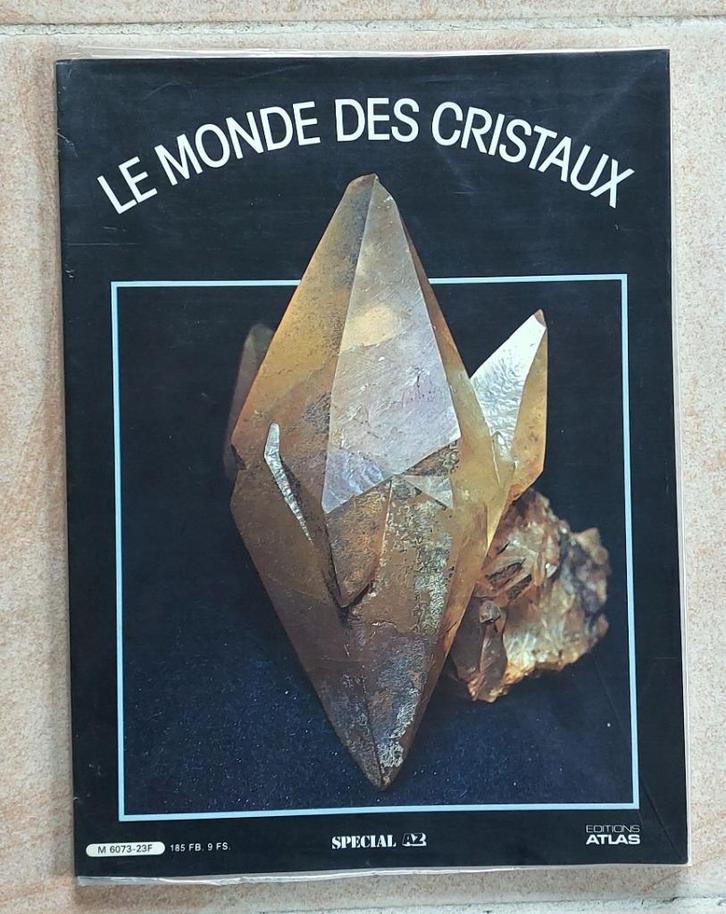 Boek Le Monde des Cristaux Atlas editie 1981, Verzamelen, Mineralen en Fossielen, Mineraal, Ophalen of Verzenden