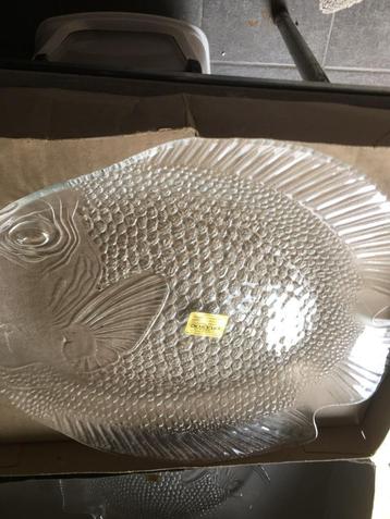 nieuwe glazen visschotel met 6 bijpassende borden beschikbaar voor biedingen