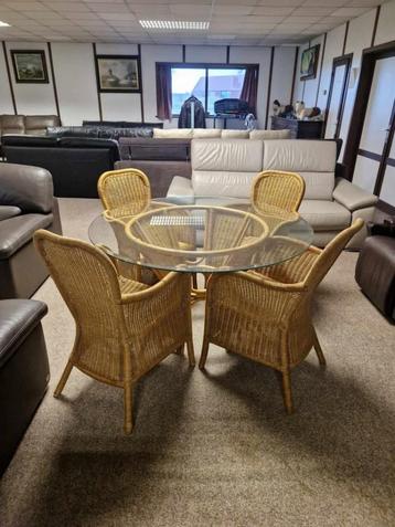 tafel met glazen blad en 4 stoelen beschikbaar voor biedingen