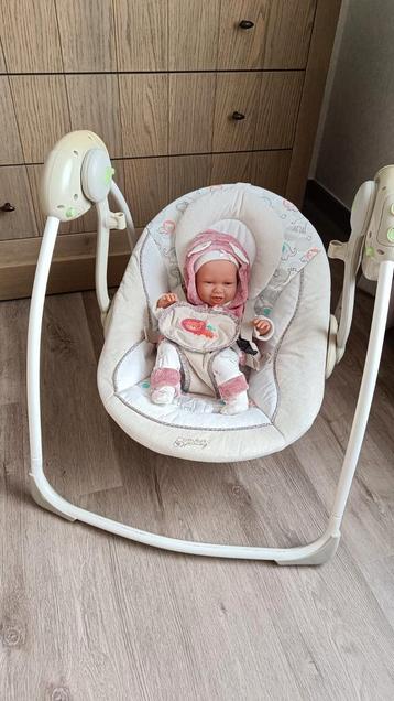 Babyschommel / babyswing met muziek beschikbaar voor biedingen