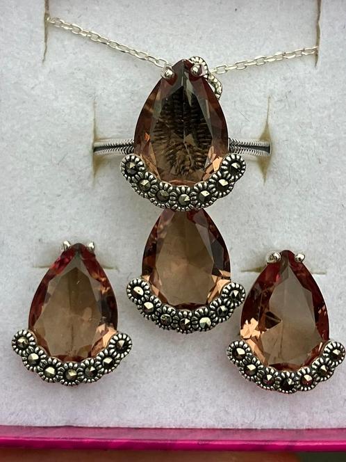 Prachtige zilveren sieraden set met zultanite, Bijoux, Sacs & Beauté, Boucles d'oreilles, Neuf, Puces ou Clous, Argent, Rouge