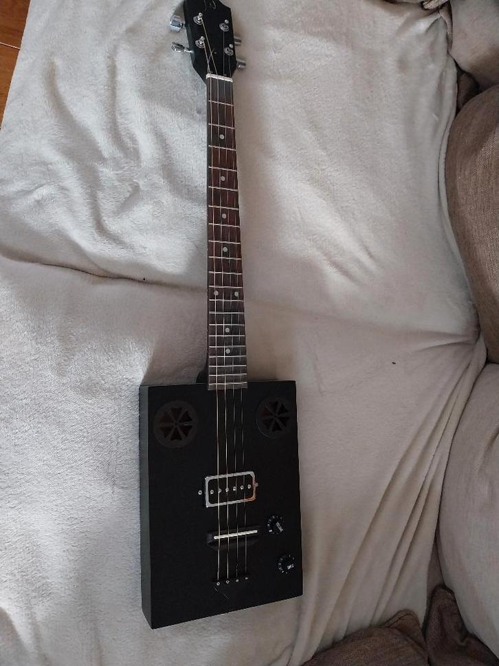 JN Guitare CigarBox 4 cordes, Musique & Instruments, Instruments à corde | Autre, Comme neuf, Autres types, Enlèvement