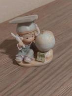 beeldje : Kindje met afstudeerhoed naast wereldbol, Verzenden, Zo goed als nieuw, Mens