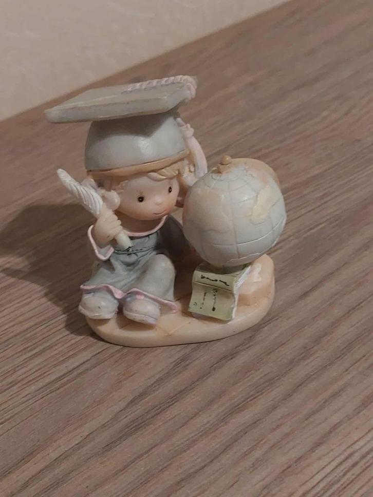 beeldje : Kindje met afstudeerhoed naast wereldbol, Verzamelen, Beelden en Beeldjes, Zo goed als nieuw, Mens, Verzenden