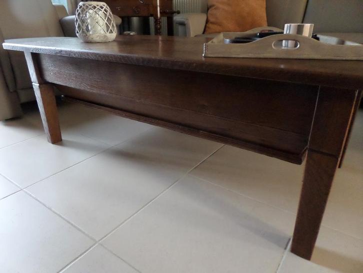 Eiken salontafel met eventueel een wollen vloertapijt., Antiquités & Art, Antiquités | Meubles | Tables, Enlèvement ou Envoi