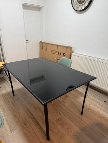Table noir en verre beschikbaar voor biedingen