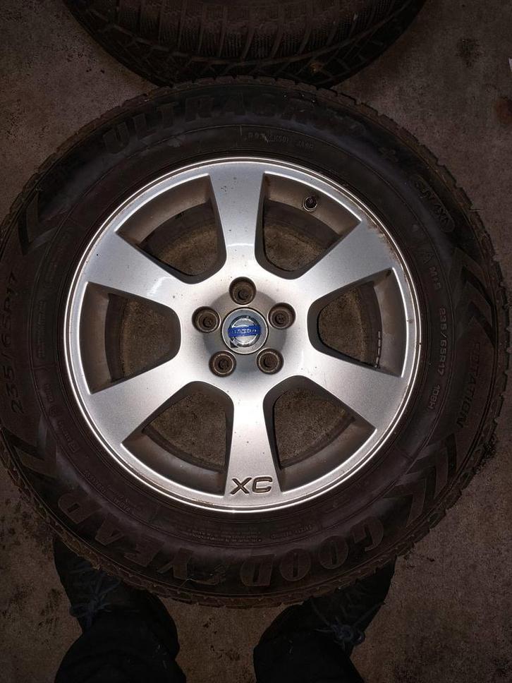 Orginele volvo velgen met Banden maat is 235 65 R17 108H, Auto-onderdelen, Banden en Velgen, Banden en Velgen, Winterbanden, 17 inch