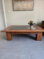 Salontafel in tropisch hardhout met marmeren inlegblad., Huis en Inrichting, Ophalen, Zo goed als nieuw