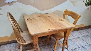 Houten zware tafel + 2 stoelen.