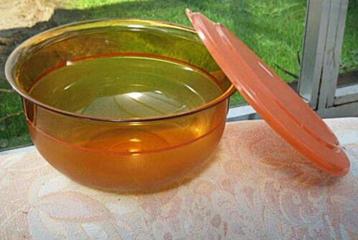 Prachtig gerecht van Tupperware, kaneelkleur beschikbaar voor biedingen