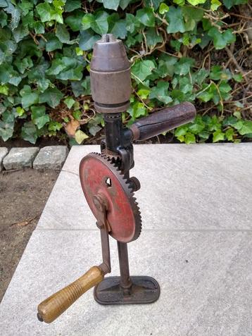 Vintage handboormachine beschikbaar voor biedingen