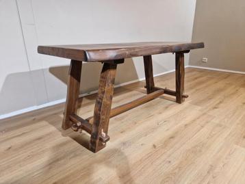 Live Edge - Table de salle à manger vintage par Olavi Hannin disponible aux enchères