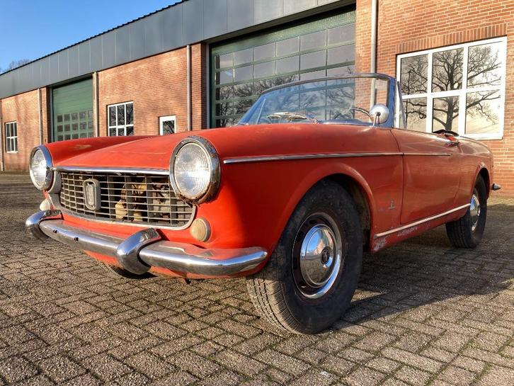 Fiat 1500 cabriolet 1965, Auto's, Oldtimers, Bedrijf, Te koop, Fiat, Benzine, Cabriolet, 2 deurs, Handgeschakeld, Rood, Zwart