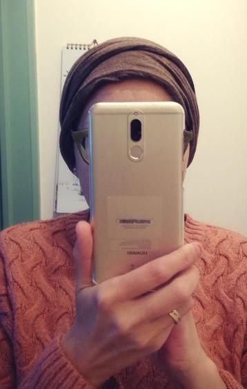 Turban - chemo muts bruin met gouden details beschikbaar voor biedingen