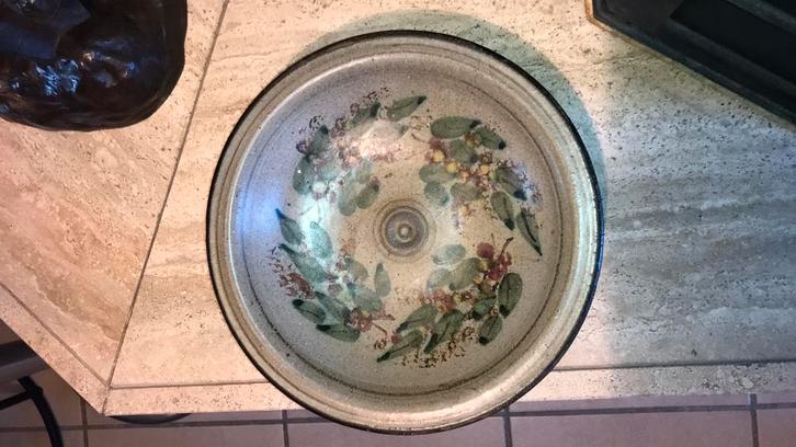 Decoratieve artisanale schotel groen - bruin, Antiek en Kunst, Antiek | Keramiek en Aardewerk, Ophalen of Verzenden