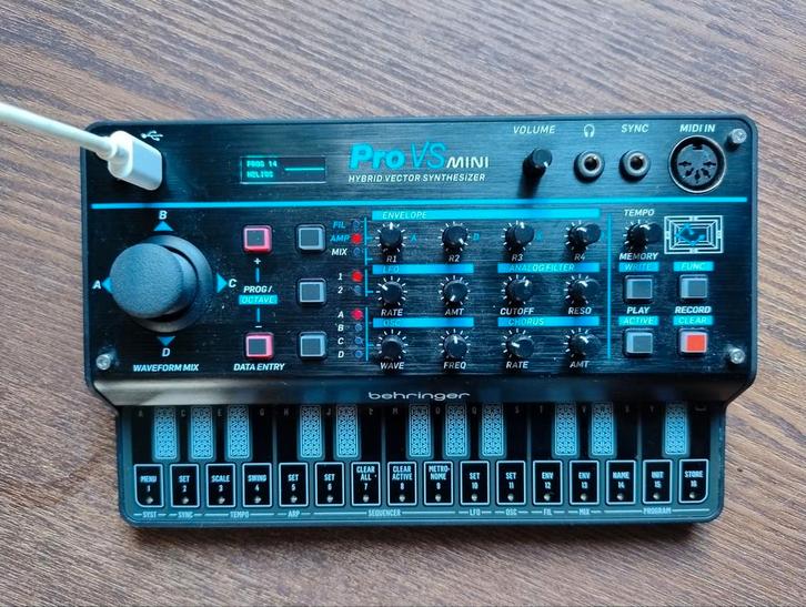 Behringer Pro contre Mini, Musique & Instruments, Synthétiseurs, Enlèvement ou Envoi