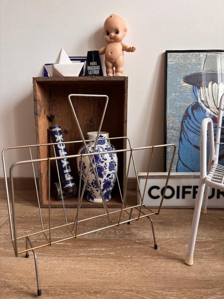 Porte revues vintage en métal doré vintage 1960, Maison & Meubles, Accessoires pour la Maison | Porte-journaux & Porte-revues