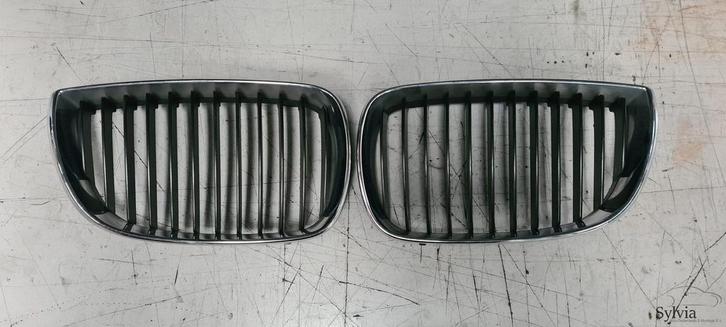Nieren set Grille  met chroomraam en zwarte strepen BMW E81, Autos : Pièces & Accessoires, Autres pièces automobiles, Utilisé
