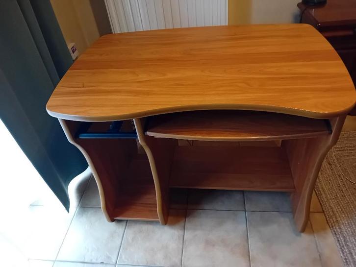 Kerskleurig mdf-bureau, Huis en Inrichting, Bureaus, Gebruikt, Bureau, Ophalen