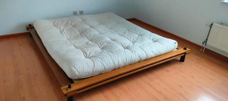 Futon Design bed model Satesan, Huis en Inrichting, Slaapkamer | Bedden, Gebruikt, Tweepersoons, 180 cm, 200 cm, Hout, Bruin, Ophalen