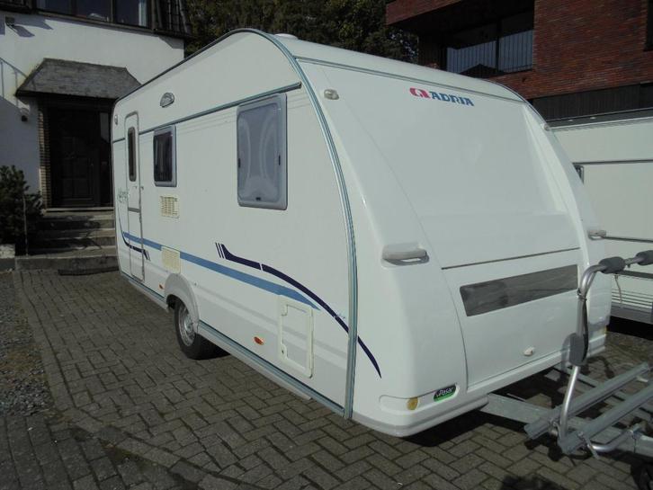 Adria Adora 432 PJ, 9/2011, 4 slp/vast bed, 1e eig, voortent, Caravans en Kamperen, Caravans, Particulier, tot en met 4, 750 - 1000 kg