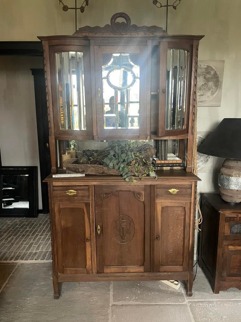 Vitrinekast met spiegelglas, Ophalen