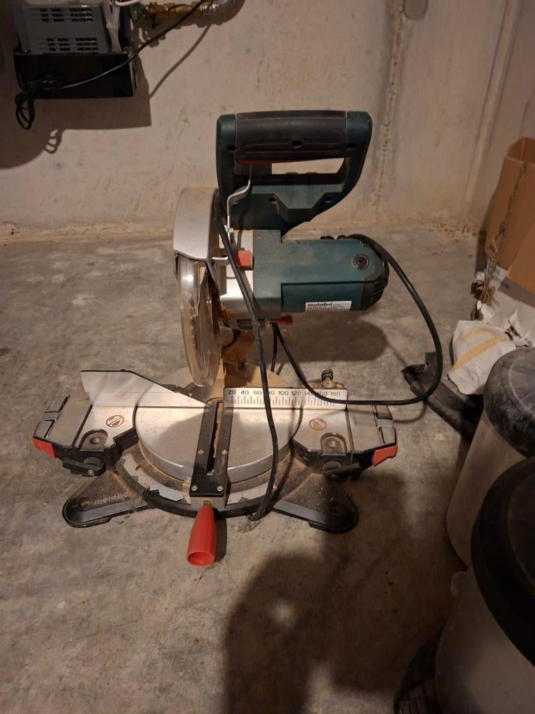 Table Zaav, Enlèvement