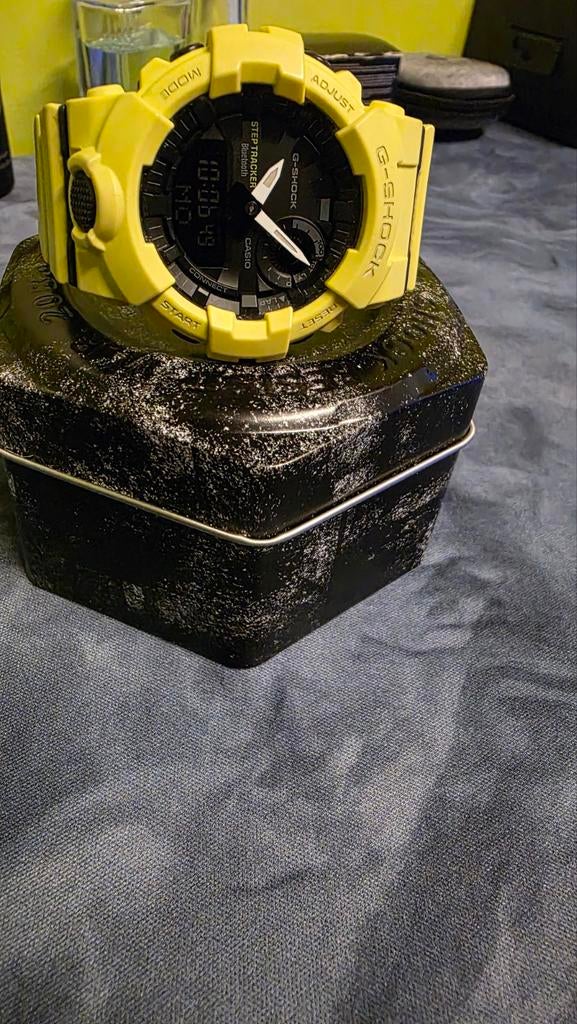 Montre de sport G-shock, Enlèvement