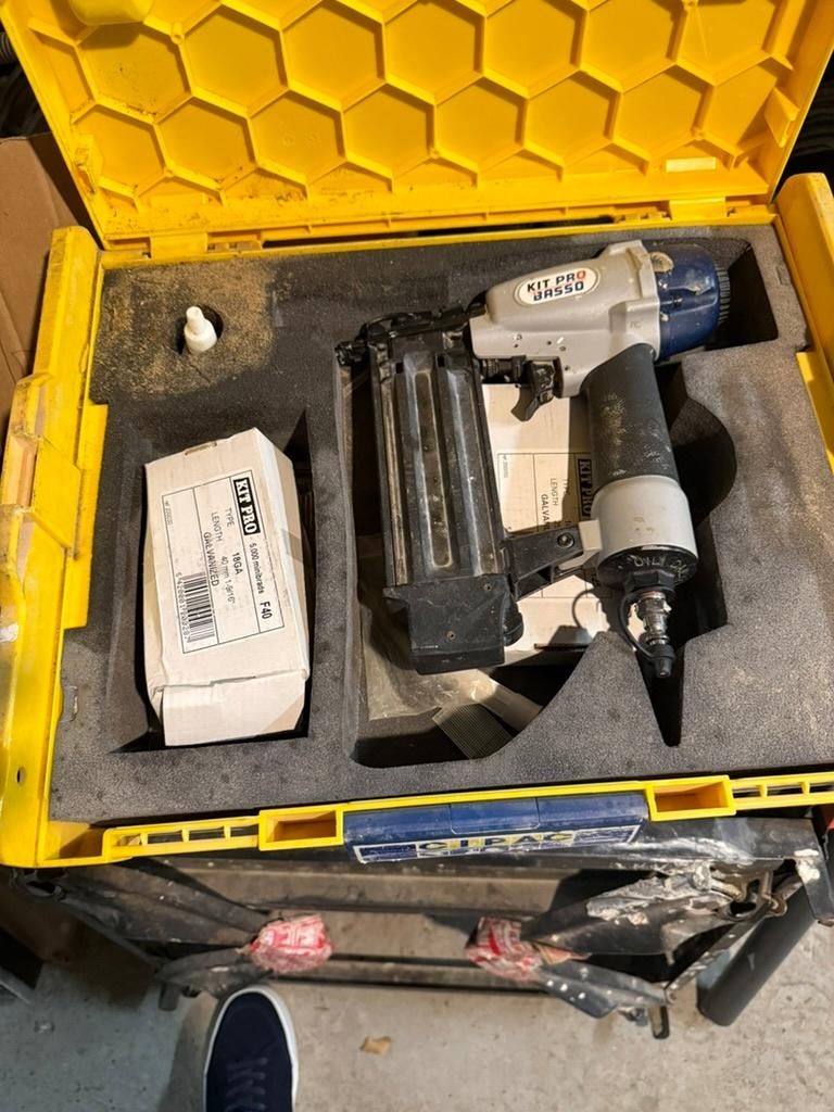 Kit Pro Basso — Cloueur pneumatique + boîte clous F40, Doe-het-zelf en Bouw, Ophalen, Gebruikt