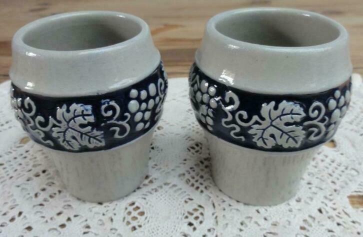2 Vintage steengoed lepel vaasjes met druiven, Gerzit, Ophalen of Verzenden