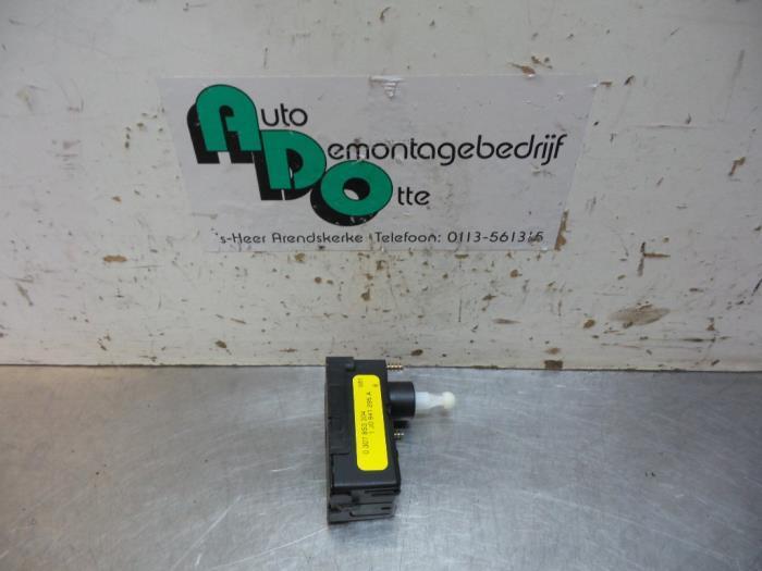 Moteur phare d'un Volkswagen Caddy (Caddy 04-), Autos : Pièces & Accessoires, Éclairage, Volkswagen, Utilisé, Enlèvement ou Envoi