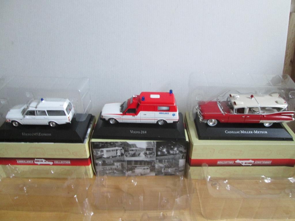 3 Krankenwagen Volvo 145 und 264 +Cadillac Miller Meteor, Enlèvement ou Envoi, Comme neuf, Voiture, Autres marques