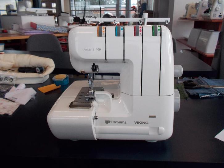 Demo machine Lock S 100 Amber, Hobby & Loisirs créatifs, Machines à coudre & Accessoires, Neuf, Surjeteuse, Husqvarna, Enlèvement