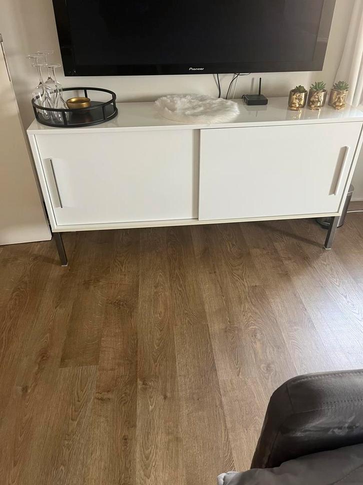 Te koop moderne witte kast/dressior, Maison & Meubles, Armoires | Dressoirs, Enlèvement