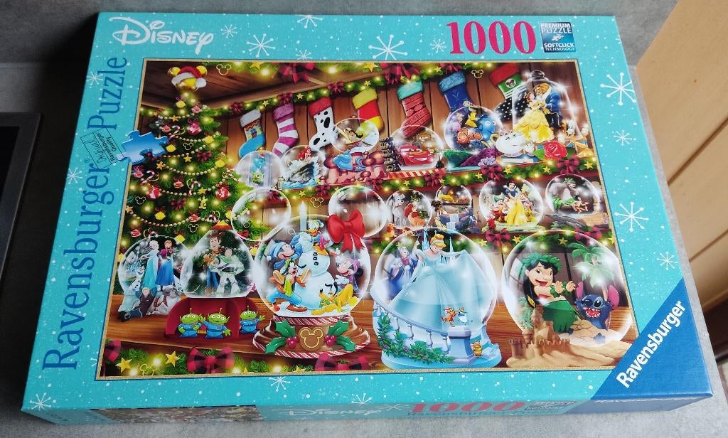 puzzel ravensburger disney sneeuwglobes 1000 stuks kerstmis, Hobby en Vrije tijd, Ophalen of Verzenden, 500 t/m 1500 stukjes, Zo goed als nieuw