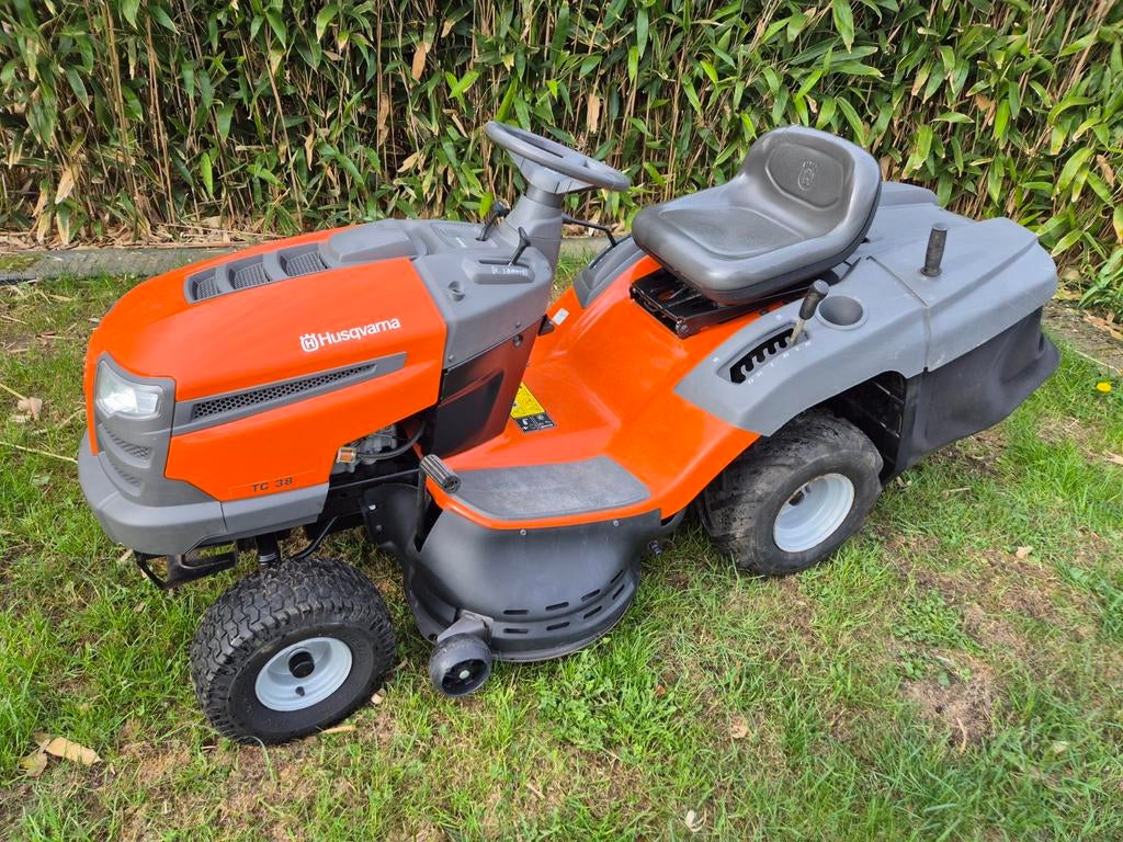 Husqvarna tc 38 – Incl. kar, trekhaak & tractiebanden, Tuin en Terras, Zitmaaiers, Ophalen, Opvangbak