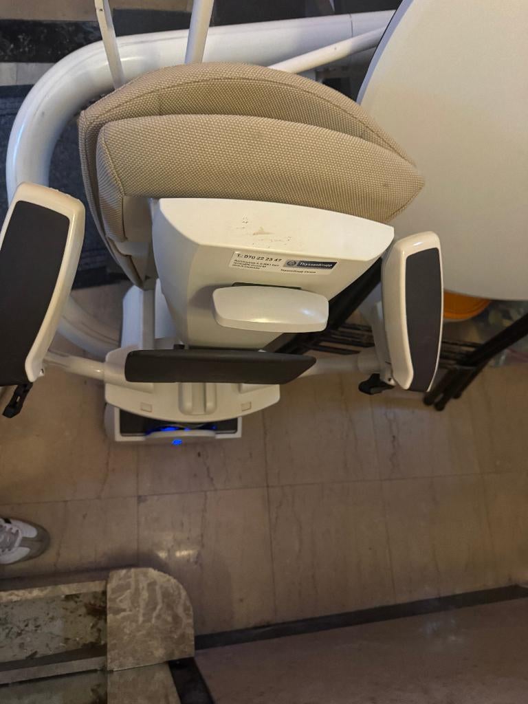 monte-escalier, Divers, Monte-escaliers, Utilisé, Escalier tournant, Enlèvement