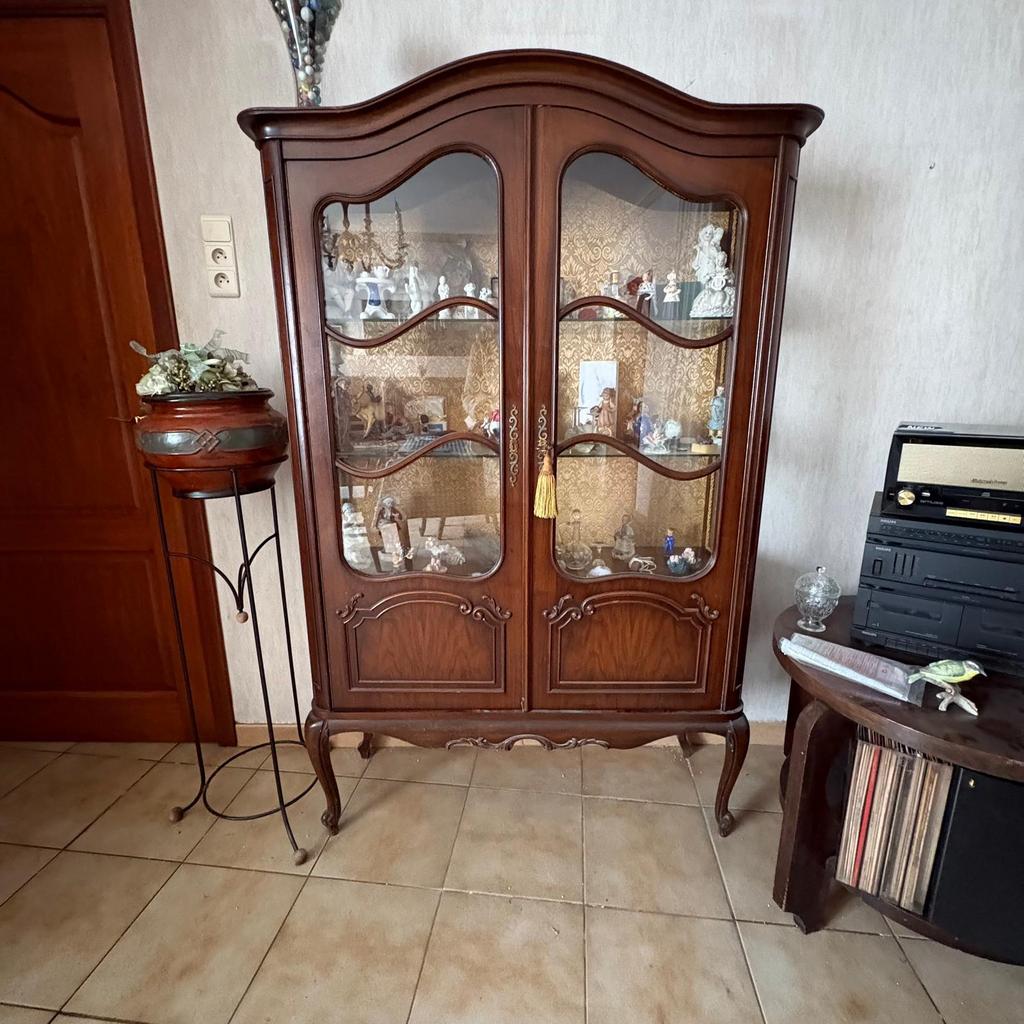 Oude vitrinekast, Ophalen