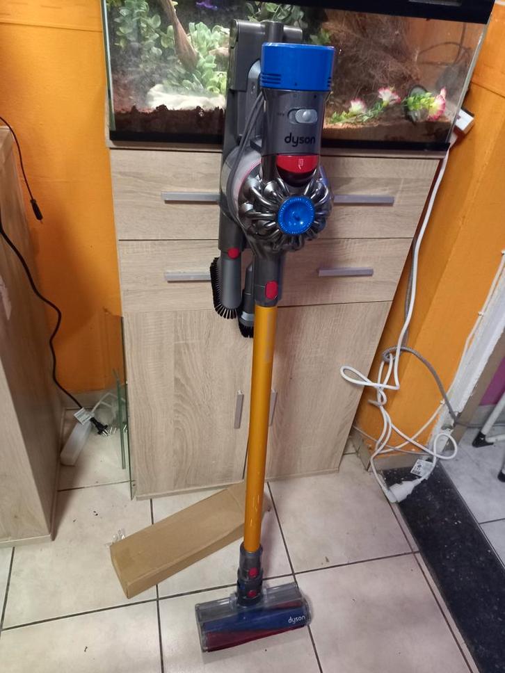 Dyson v8 absolute complet support mural embouts etc..., Electroménager, Aspirateurs, Comme neuf, Réservoir, Enlèvement ou Envoi