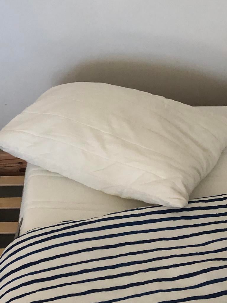 Twee op elkaar stapelbare bedjes, Ophalen, Zo goed als nieuw