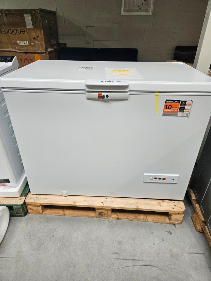 Le congélateur Whirlpool est neuf avec des dommages mineurs, Electroménager, Congélateurs, Neuf, Autoportant, Congélateur, Congélateur
