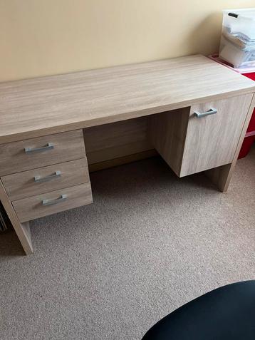 Bureau en stoel samen beschikbaar voor biedingen